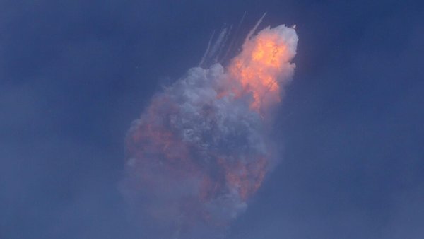 تفجير صاروخ فالكون 9 المُعزز عن قصد بعد إطلاقه بفترةٍ قصيره من مركز كينيدي للفضاء في كيب كانافيرال، فلوريدا، يوم الأحد، 19 يناير/كانون الثاني 2020. حقوق الصورة: AP Photo/John Raoux