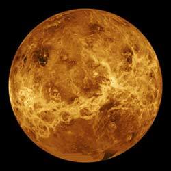 نسبة كبيرة جداً من تأثير البيت الزجاجي : يتكون الغلاف الجوي لكوكب زحل في معظمه من غاز ثاني أكسيد الكربون، تماماً مثل المريخ، ولكن كميته في زحل تماثل كميته على الأرض 154 ألف مرة تقريباً (وتماثل كميته على المريخ 19 ألف مرة تقريباً) ما ينتج تأثير صوبة زجاجية لا يترك مفراً للغازات الدفيئة جاعلاً درجة حرارة زحل كافية لصهر الرصاص.