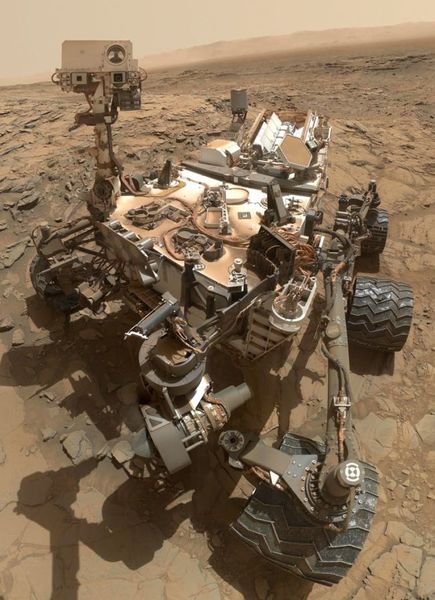 تصوير ذاتي لمركبة المريخ كيوريوسيتي التابعة لناسا، تُظهر المركبة من الموقع المعروف بـ"بيج سكاي Big Sky” حيث قامت المركبة بجمع عينات باستخدام مثقابها على جبل شارب للمرة الخامسة. (حقوق الصورة: NASA)