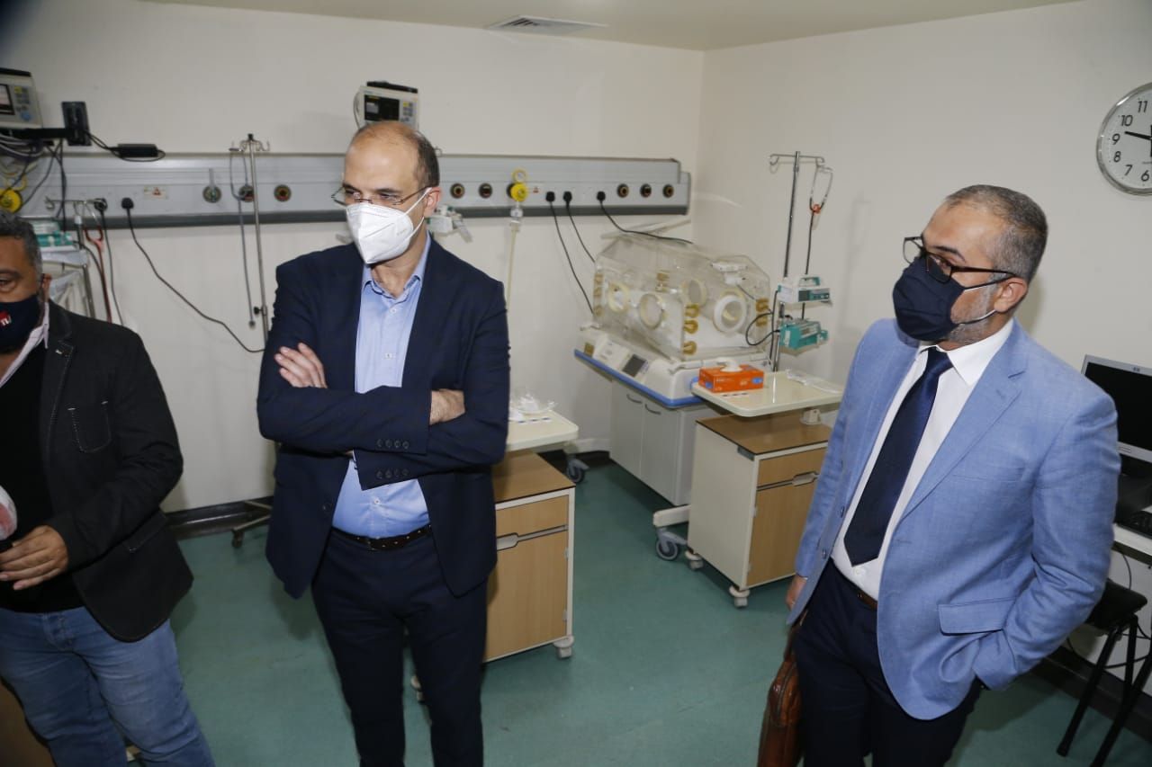 وزير الصحة اللبناني يفتتح قسماً جديداً لمصابي كورونا في مستشفى الحريري الجامعي