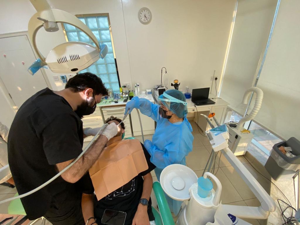مركز العناية والجمال الطبي في الإمارات يطور ابتسامات الأسنان
