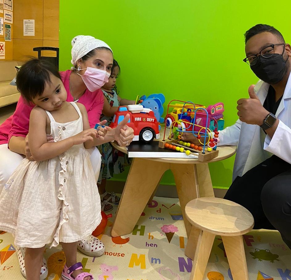 الطبيبة ياسمين قطيط أثناء استقبالها للأطفال