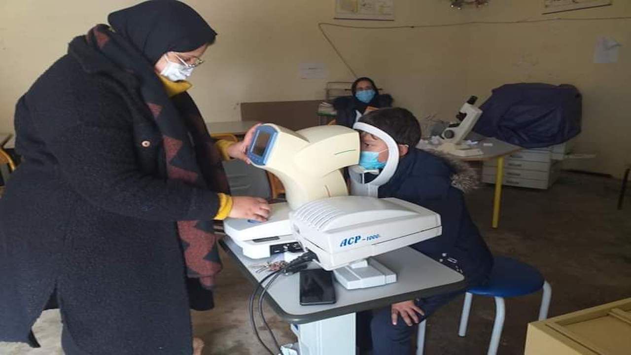 147 تلميذًا في مدرسة آيت إسحاق بالمغرب يستفيدون من مبادرة مجانية لفحص البصر