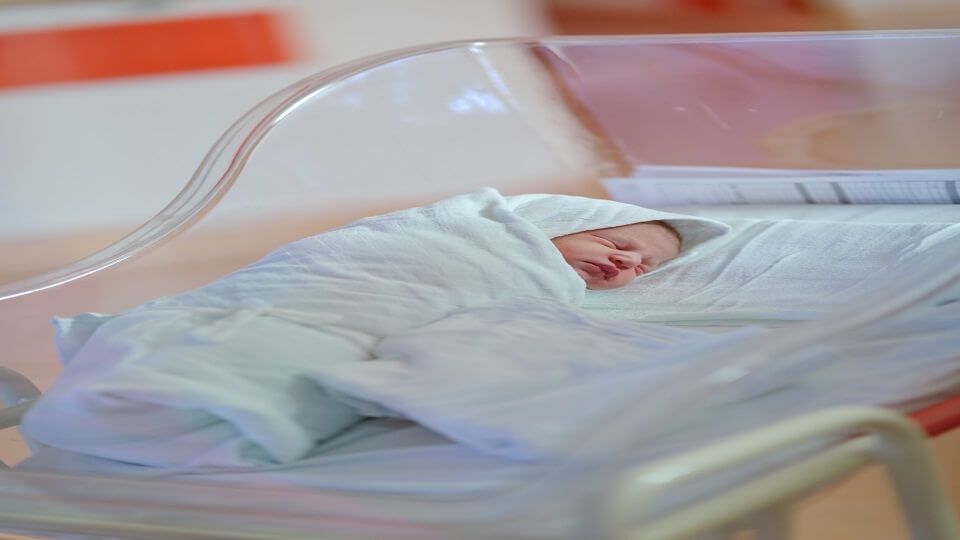 بريق أمل.. أول ولادة في فرنسا لطفل من أمٍّ خضعت لعملية زراعة رحم
