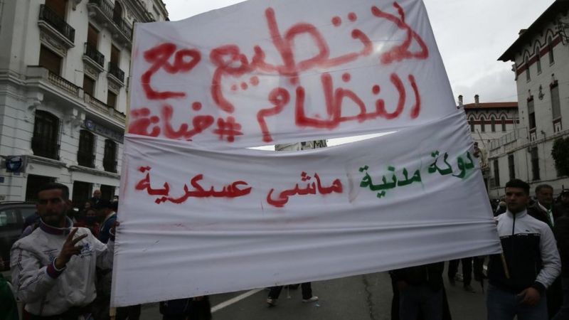 رغم منع المسيرات .. مئات الطلبة يتظاهرون للمطالبة برحيل نظام العسكر بالجزائر