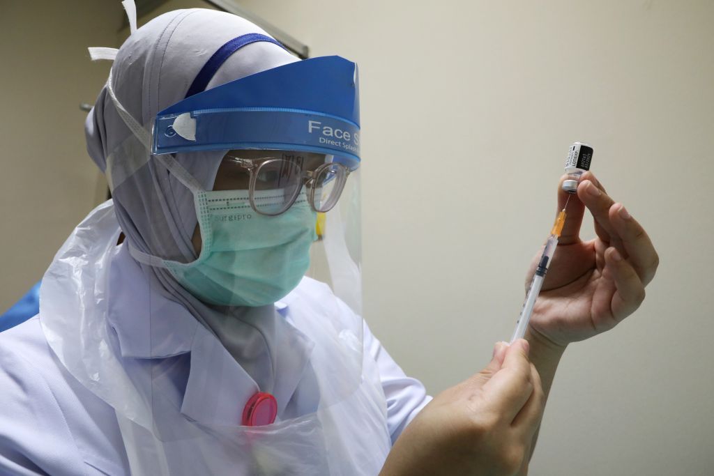 A medical worker prepares a dose of a vaccine for the coronavirus disease (COVID-19), during a vaccination program at Kuala Lumpur Hospital in Kuala Lumpur, Malaysia March 1, 2021. REUTERS/Lim Huey Teng