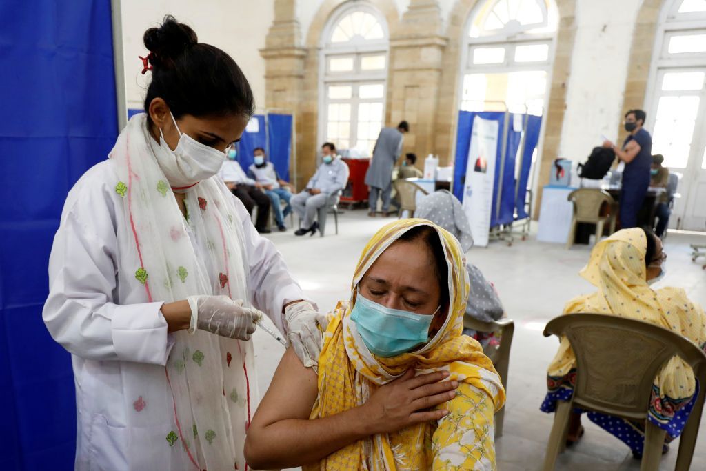 باكستان تبدأ حملة تطعيم لمن تجاوزوا الــ 50 عاما