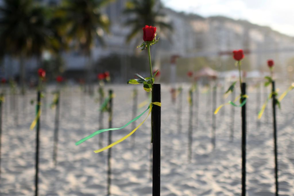 على شاطئ كوباكابانا.. نشطاء يحتجون على ارتفاع وفيات كوفيد 19