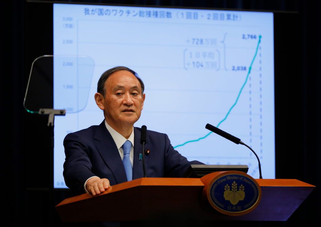 تراجع دعم رئيس الوزراء الياباني بينما يلقي فيروس كورونا بظلاله على ألعاب طوكيو