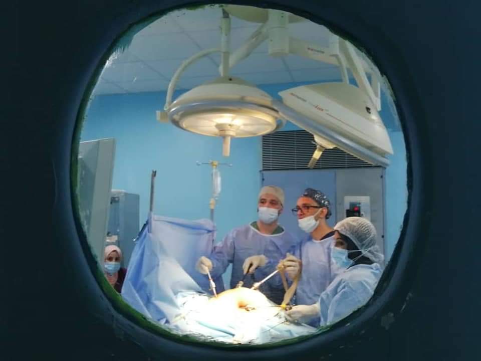 عملية جراحية يجريها أطباء من القافلة الطبية في ولاية المغير