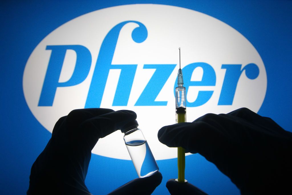 ماذا تعني خطة شركة فايزر لمنح جرعة ثالثة من لقاح فيروس كورونا؟