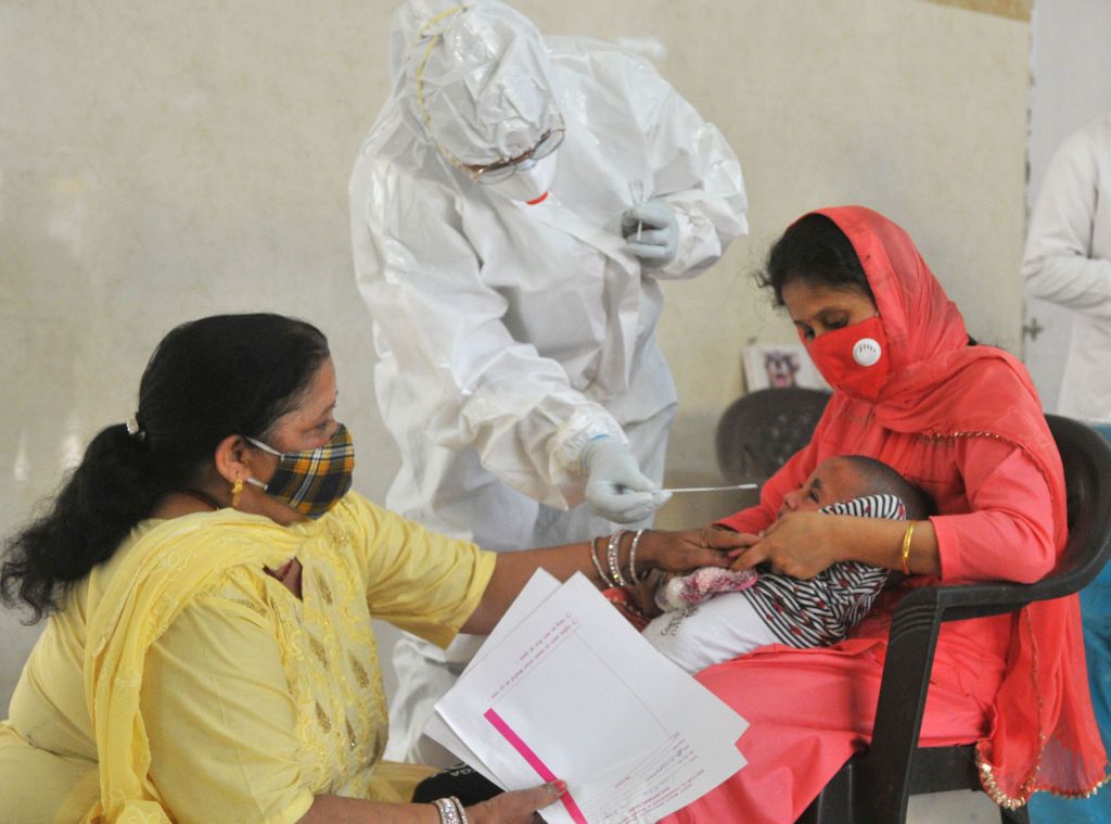 ماذا يجري في الهند؟ حمى غامضة تفتك بالأطفال